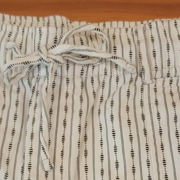 NWT- Old Navy- High Rise Cotton Twill White & Black Patterned Shorts, SZ Large - Picture 13 of 14